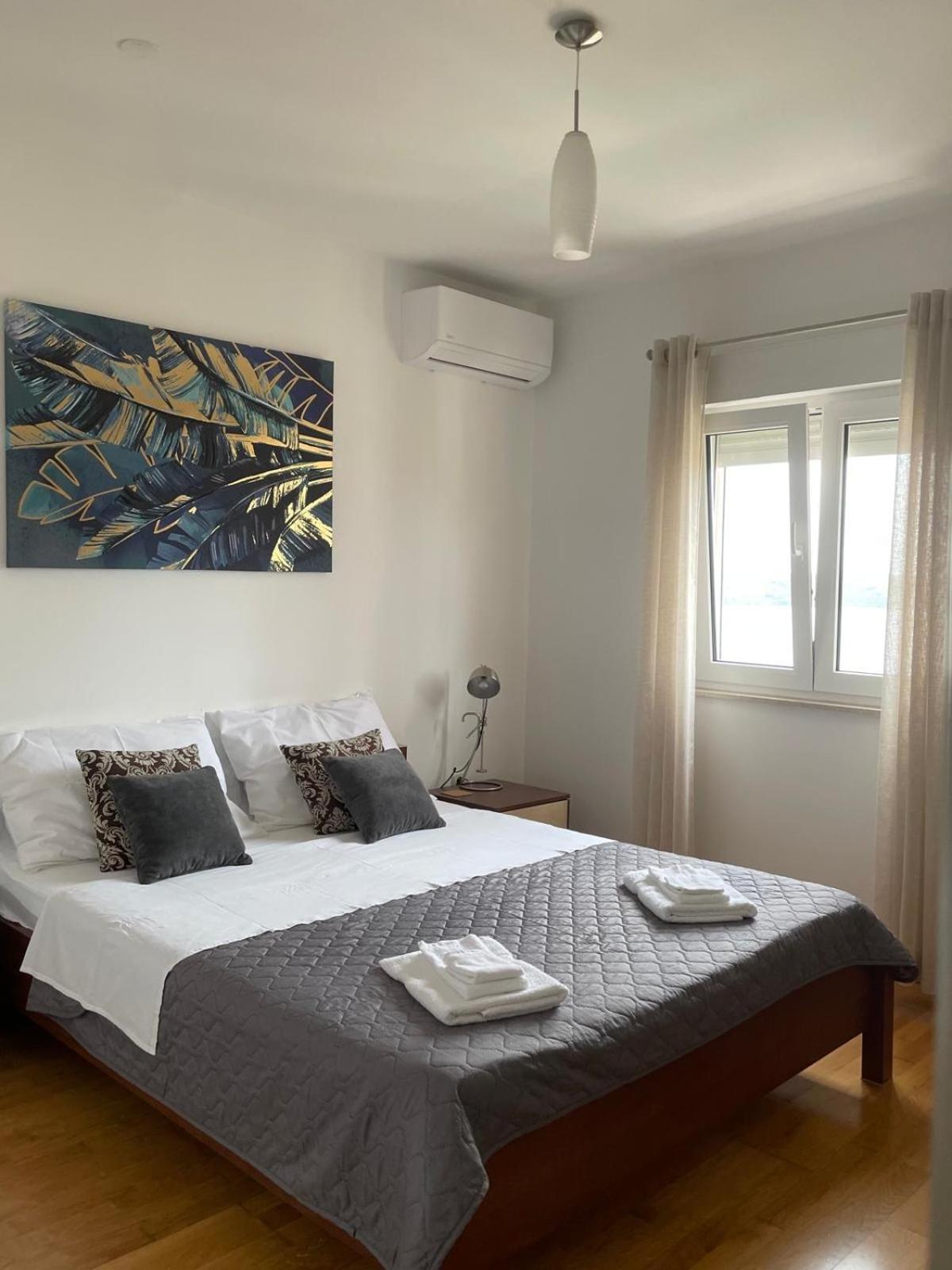 Apartman Lucia โตรกีร์ ภายนอก รูปภาพ